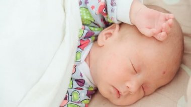 Yeni doğan bebek uyuyor