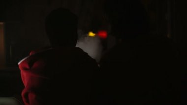 Söz ve nargile sigara iki arkadaş. Arkadan görüntüleyin. Noir stili.