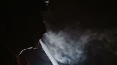 Adam sigara nargile karanlık bir odada