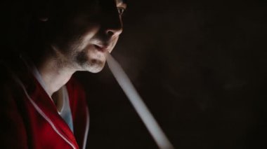 Adam sigara nargile karanlık bir odada