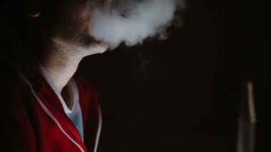Adam sigara nargile karanlık bir odada
