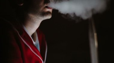 Adam sigara nargile karanlık bir odada