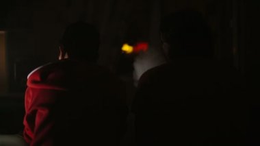Söz ve nargile sigara iki arkadaş. Arkadan görüntüleyin. Noir stili.