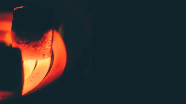赤熱スパイラル水ギセルの木炭 — ストック写真