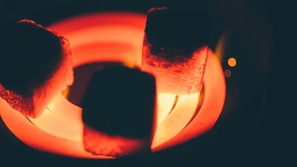 Carvão de coco para narguilé em espiral vermelho-quente — Fotografia de Stock