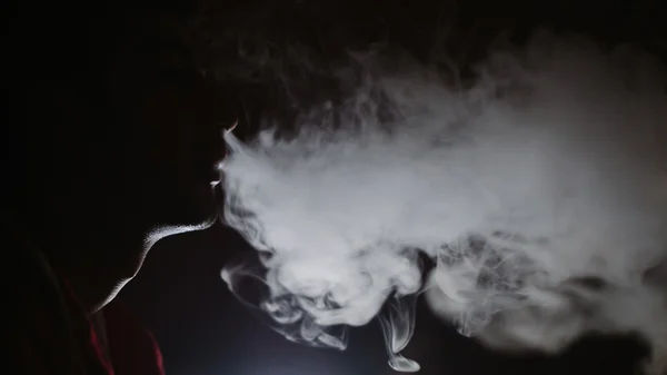 L'uomo fuma al buio — Foto Stock