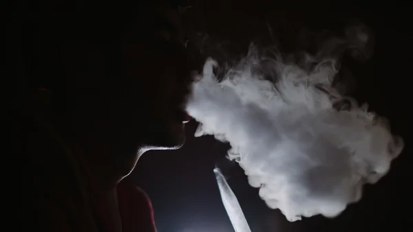 Man smokes in the dark — Stock Photo, Image