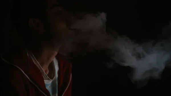 Man smokes in the dark — Stock Photo, Image