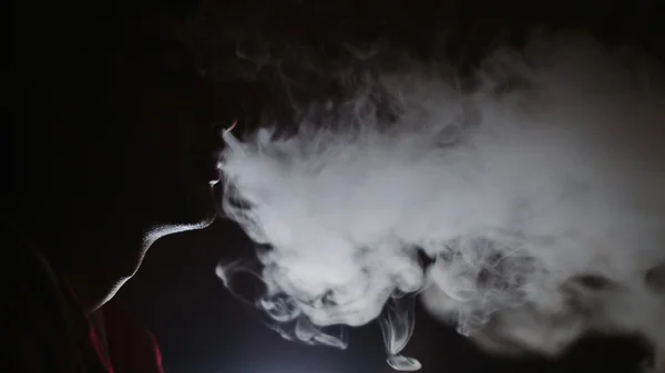 Ember dohányzik a sötétben — Stock Fotó