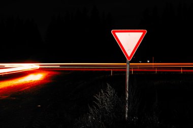 Yol tabelası yol verdi