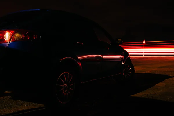 Автомобіль біля шосе вночі — стокове фото