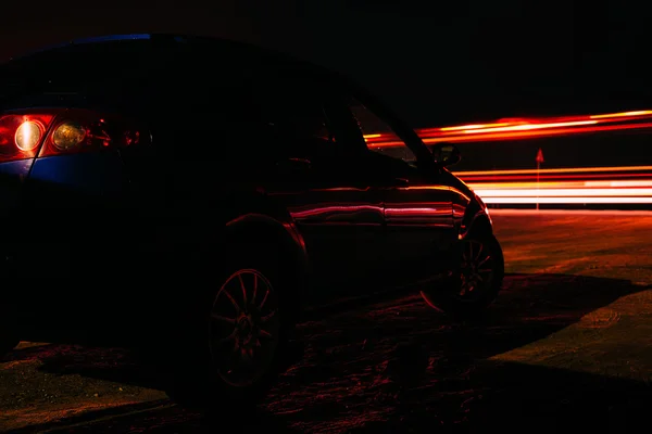 Автомобіль біля шосе вночі — стокове фото