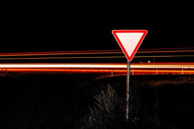 Yol tabelası yol verdi