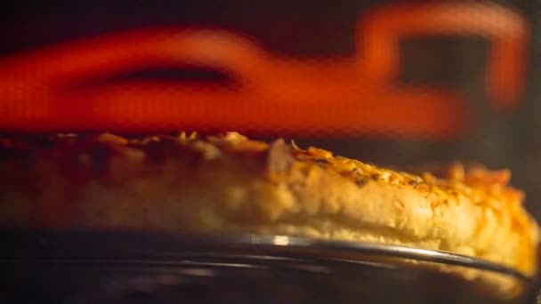 美味的披萨烤箱里 — 图库视频影像