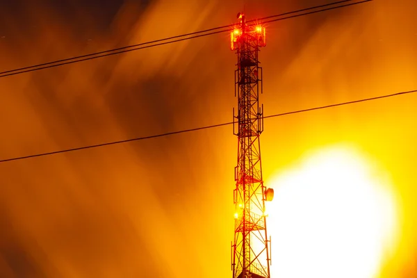 Antena torre de comunicaciones —  Fotos de Stock