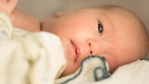 Pequeno bebê close-up — Fotografia de Stock