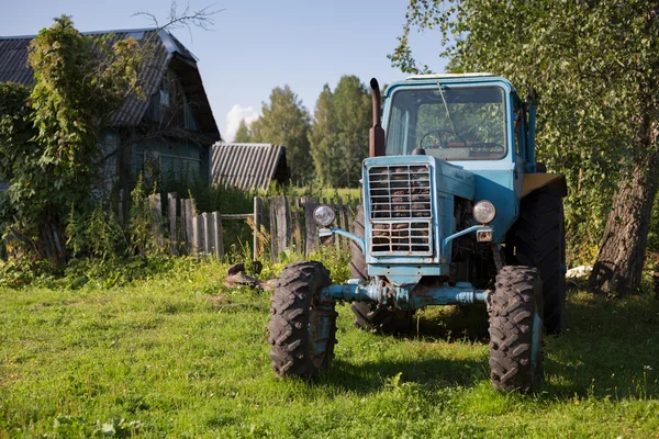 Tractor en el pueblo — Foto de Stock
