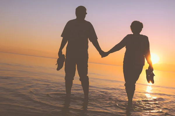 Glückliches Senioren-Paar Silhouetten am Strand — Stockfoto