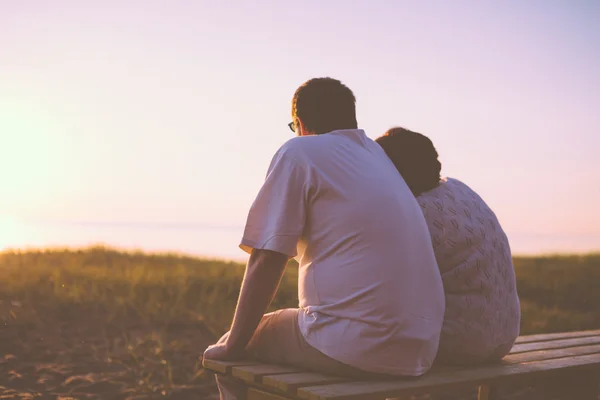 Pareja mayor disfrutar de la puesta de sol juntos — Foto de Stock