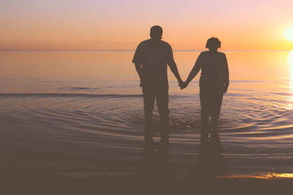 Pareja mayor caminando al atardecer — Foto de Stock