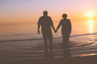 üst düzey iki gün batımında yürüyüş