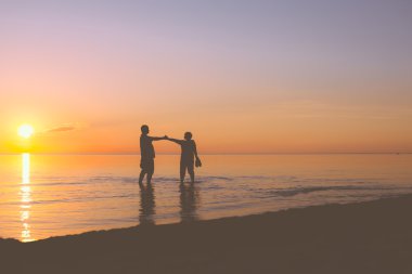 üst düzey iki gün batımında yürüyüş