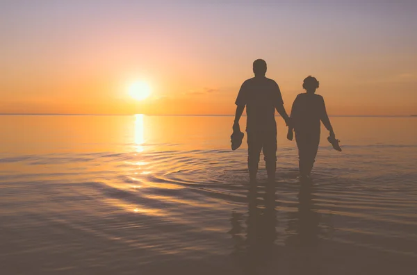 Senior koppel lopen bij zonsondergang — Stockfoto