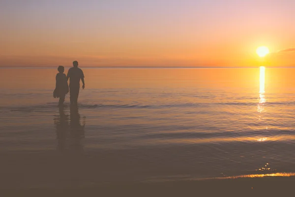 Seniorenpaar spaziert bei Sonnenuntergang — Stockfoto