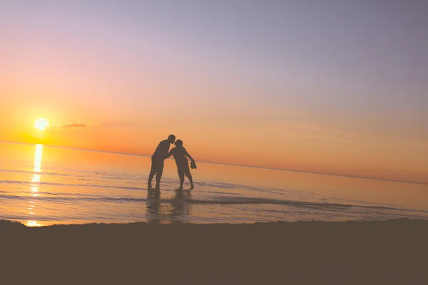 Pareja mayor besándose al atardecer — Foto de Stock