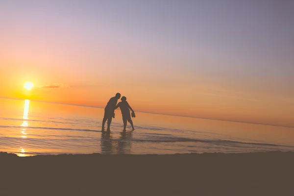 Seniorenpaar küsst sich bei Sonnenuntergang — Stockfoto