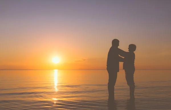 Seniorenpaar bei Sonnenuntergang — Stockfoto