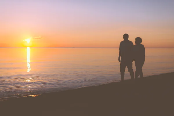 üst düzey çift Sahilde yürüyüş