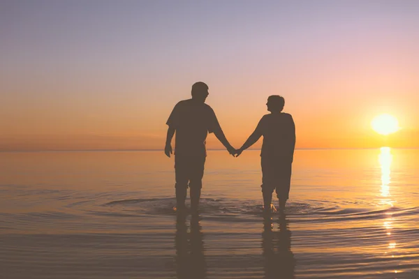 Seniorenpaar bei Sonnenuntergang zu Fuß — Stockfoto
