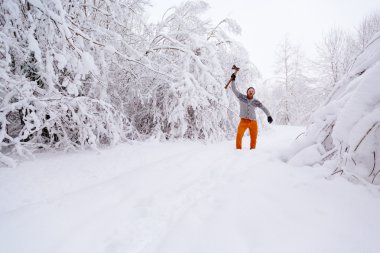 Onun yükseltilmiş el çığlık içinde bir balta ile adam sakallı
