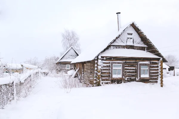 Snow-covered hut old — Stock Photo, Image