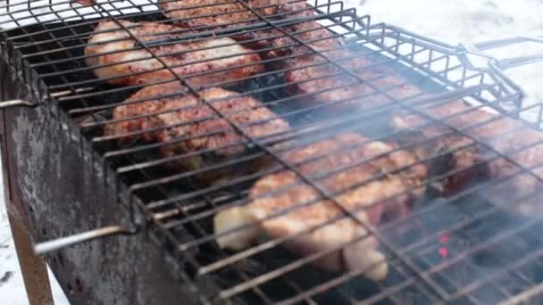 Parrilla cocinada en mongale — Vídeos de Stock