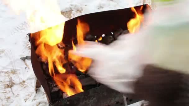 Εύφλεκτα υλικά στη φωτιά — Αρχείο Βίντεο