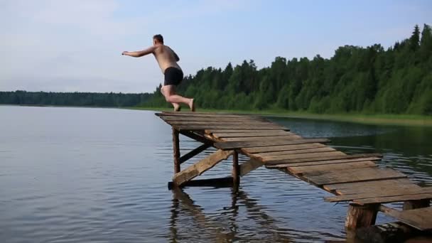 Sauter dans le lac — Video