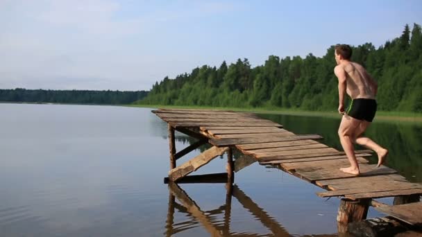 Sauter dans le lac — Video