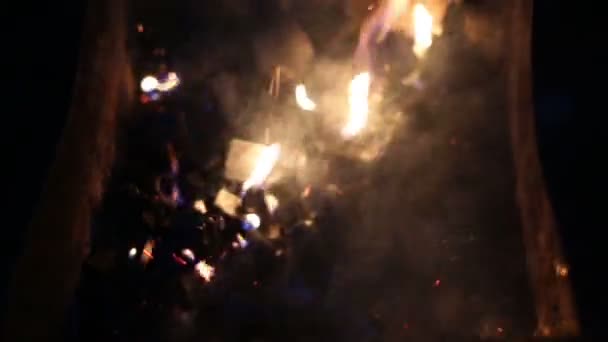 Embrasures et cendres d'une grande cheminée allumée 