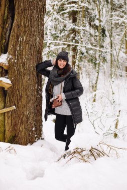 Kışın ormandaki kız