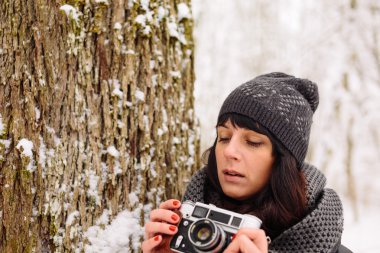 Kışın ormandaki kız