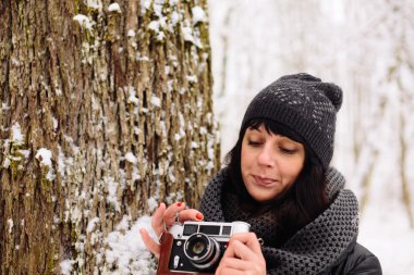 Kışın ormandaki kız