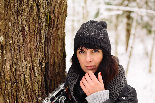 Jente i vinterskogen – stockfoto