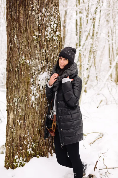 겨울 숲의 소녀 — 스톡 사진