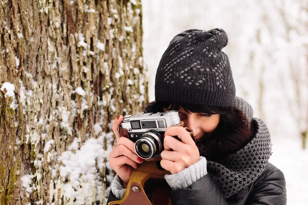 Gadis di hutan musim dingin — Stok Foto