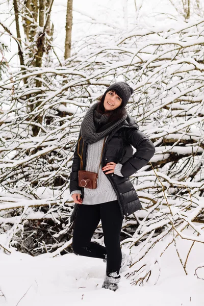 Girl in winter forest — Stock Photo, Image