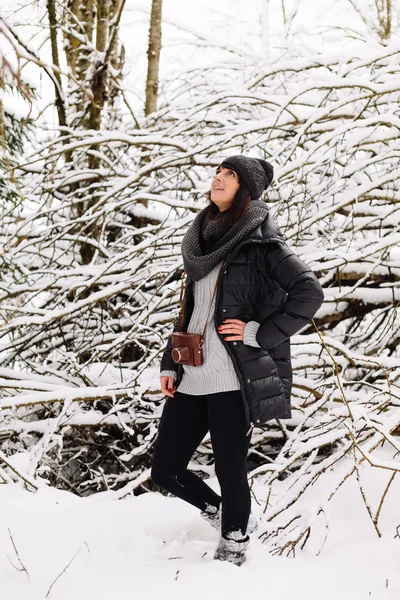 Girl in winter forest — Stock Photo, Image