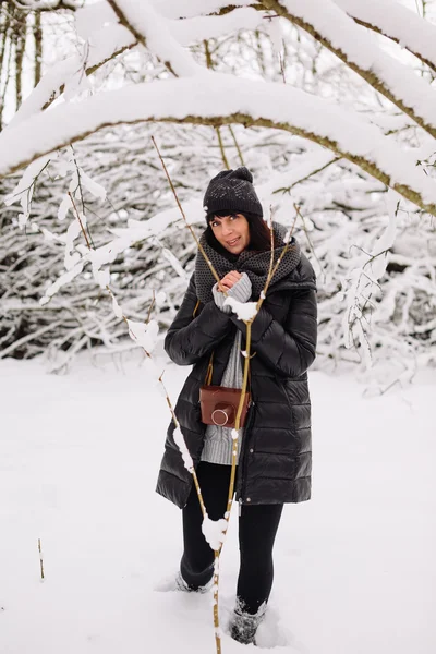 Girl in winter forest — Stock Photo, Image