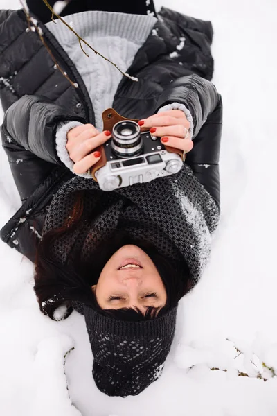 Flicka i vinterskogen — Stockfoto